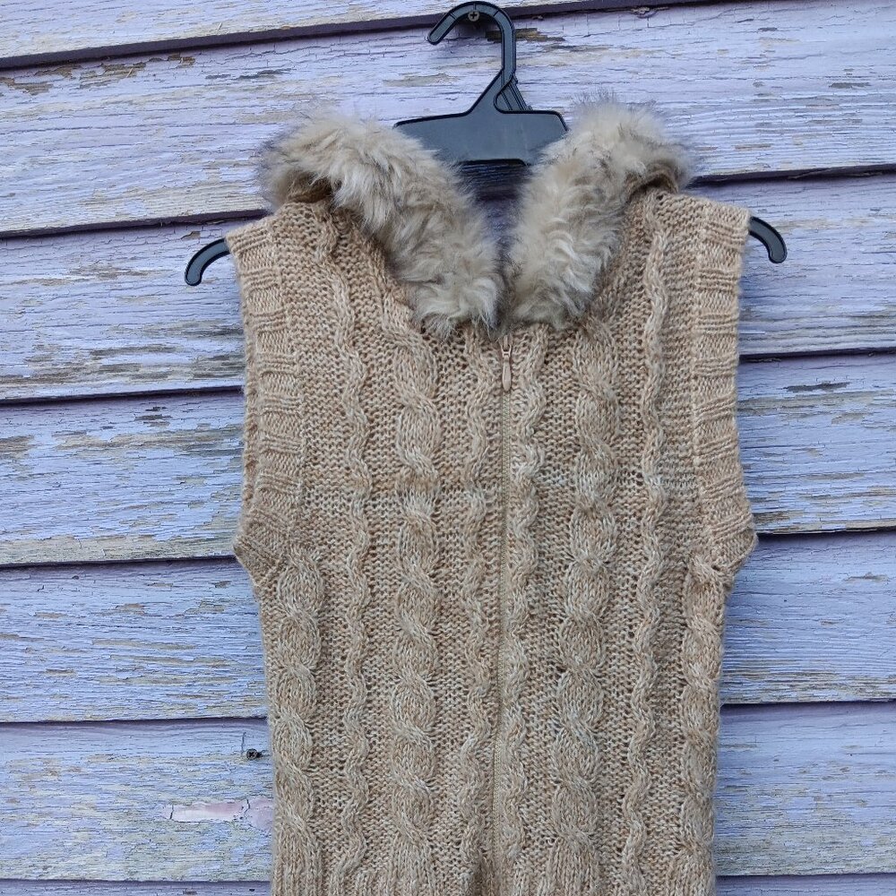 Women's size medium FANG zip up sleeveless sweater with faux fur lined hood
